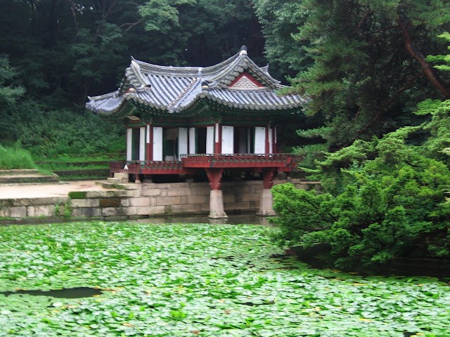 Changdeokgung Huwon Buyongjeong pavilion and Buyeongi pond