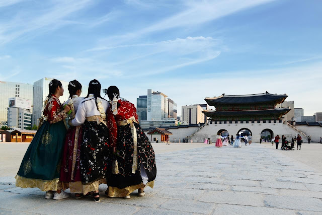 Gyeongbokgung Palace: Women in Hanbok