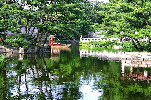 Gyeongbokgung Palace's Lush Greenery